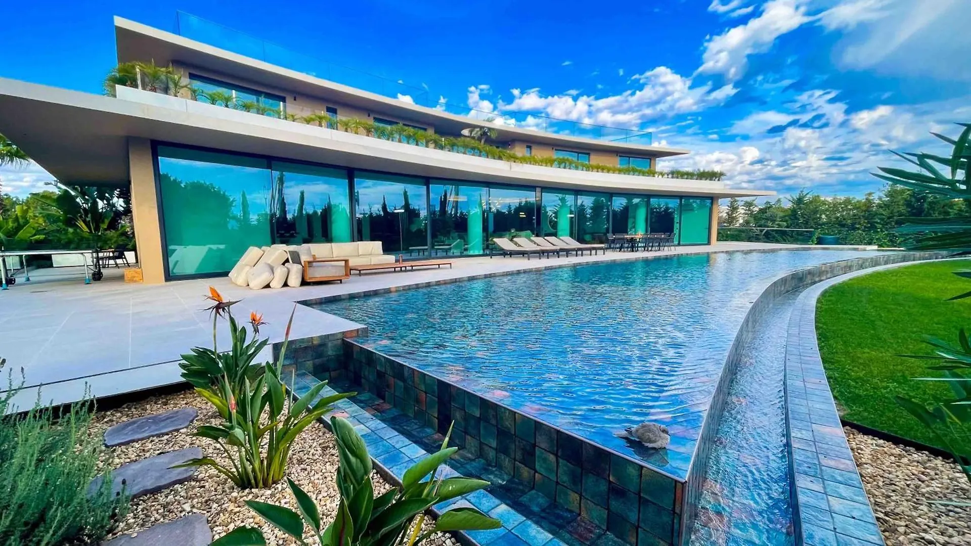 Algarve Escape With Pool Gym & Rooftop Jacuzzi Guia