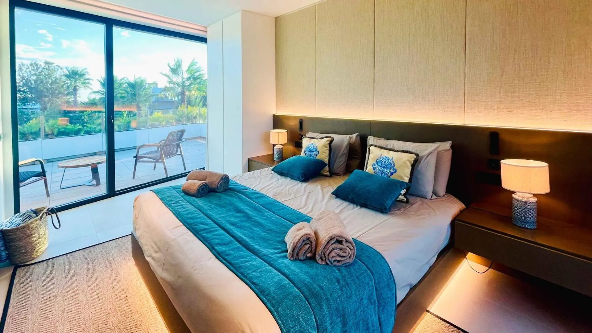 Villa Algarve Escape With Pool Gym & Rooftop Jacuzzi Guia  Portugália