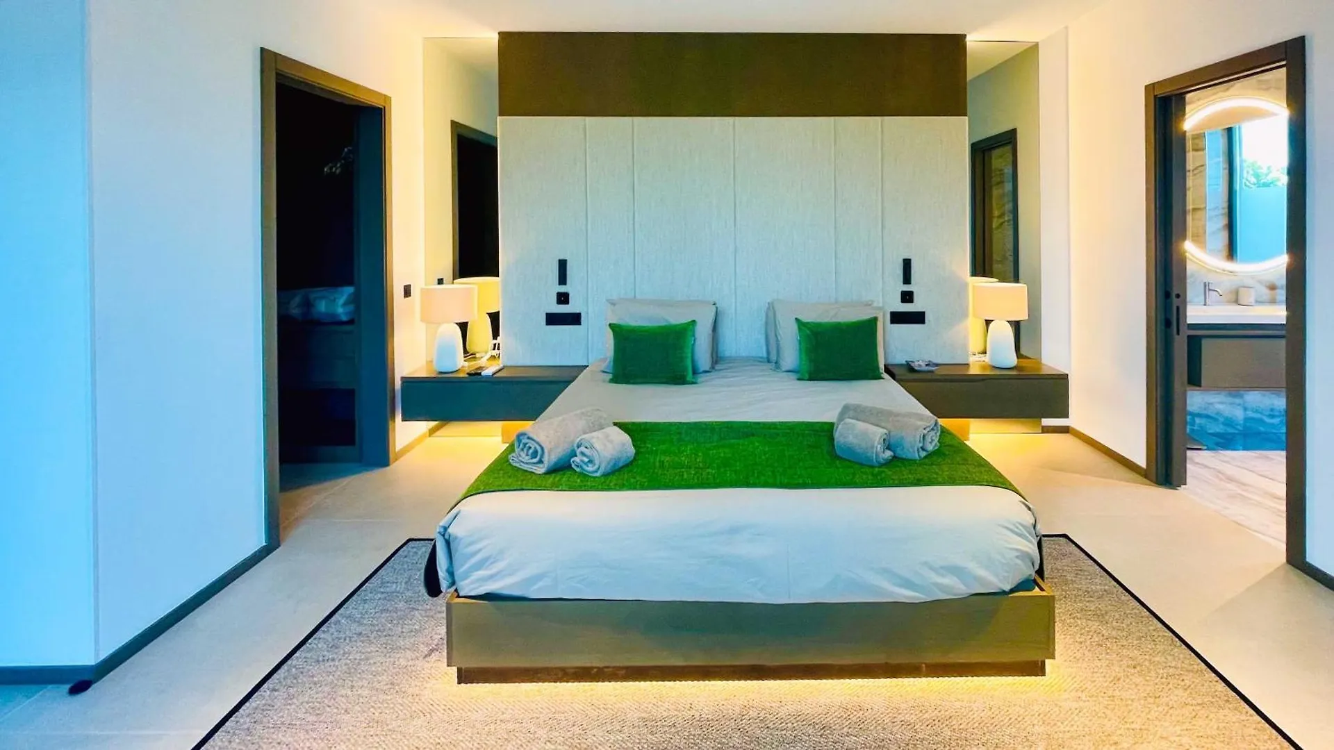 Algarve Escape With Pool Gym & Rooftop Jacuzzi Guia  Villa Guia (Faro)