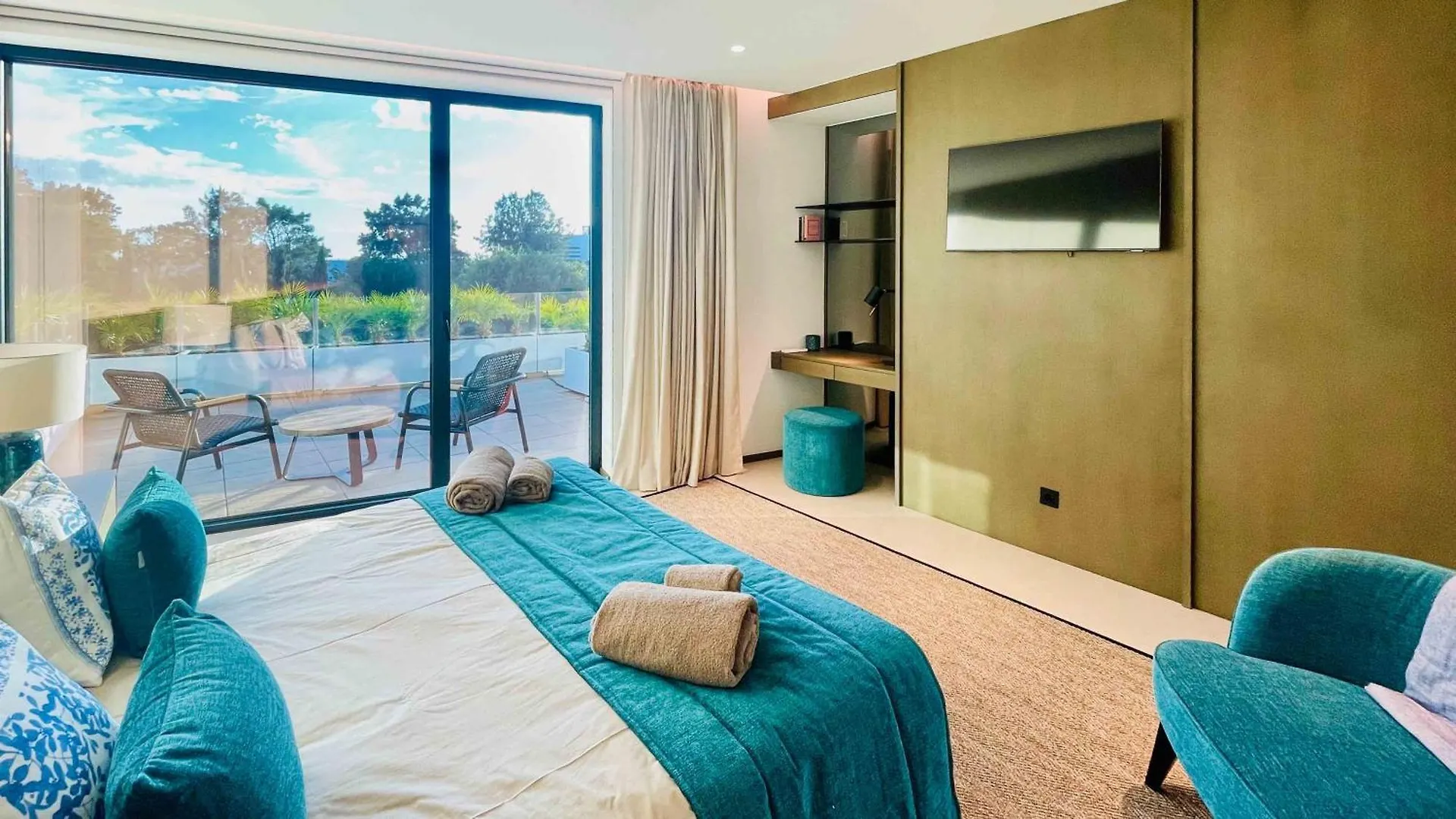 Algarve Escape With Pool Gym & Rooftop Jacuzzi Guia  Guia (Faro)