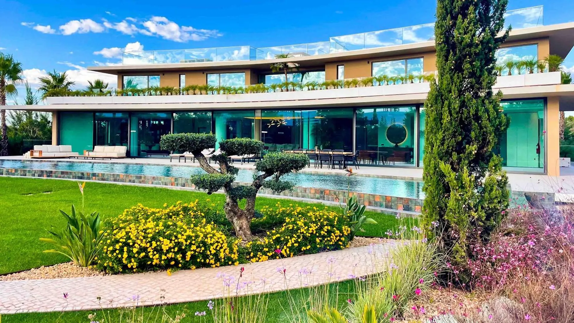 Villa Algarve Escape With Pool Gym & Rooftop Jacuzzi Guia