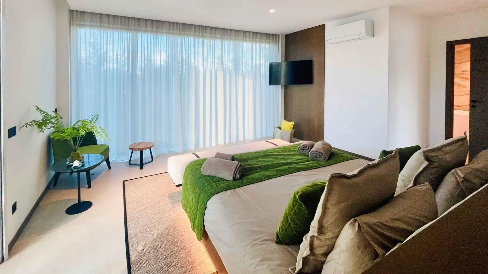 Algarve Escape With Pool Gym & Rooftop Jacuzzi Guia  Villa Guia (Faro)
