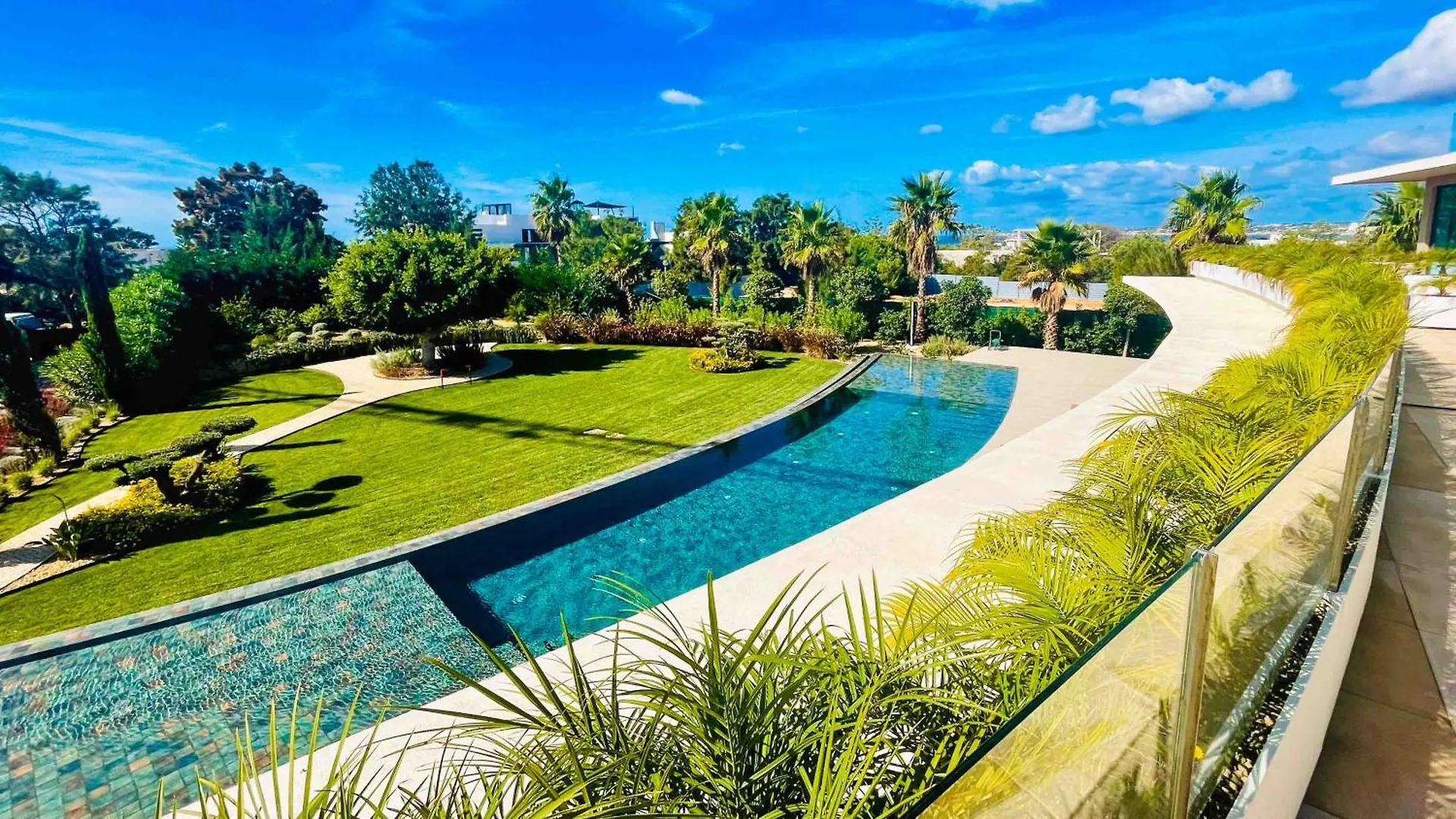 Villa Algarve Escape With Pool Gym & Rooftop Jacuzzi Guia