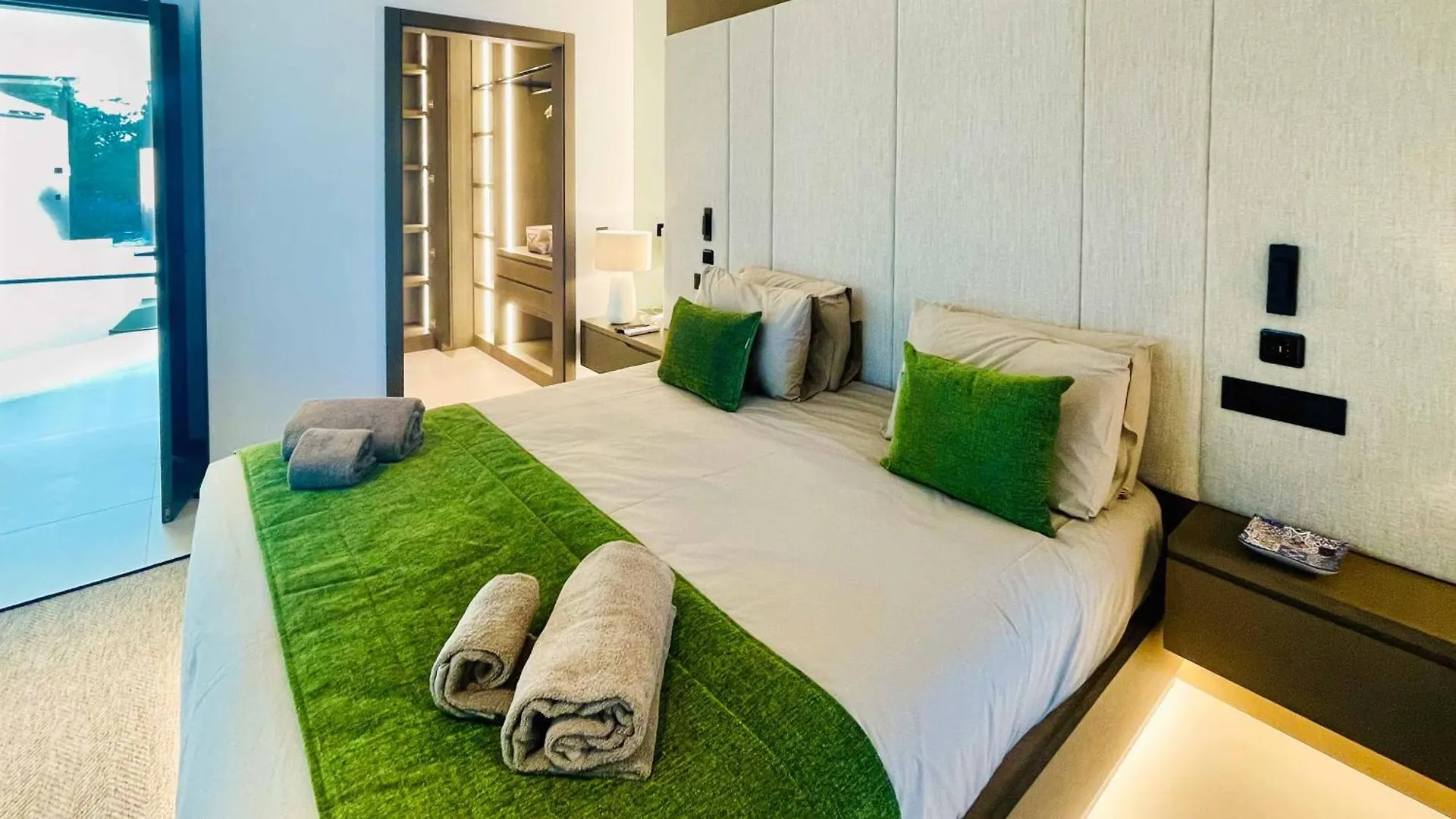 Algarve Escape With Pool Gym & Rooftop Jacuzzi Guia